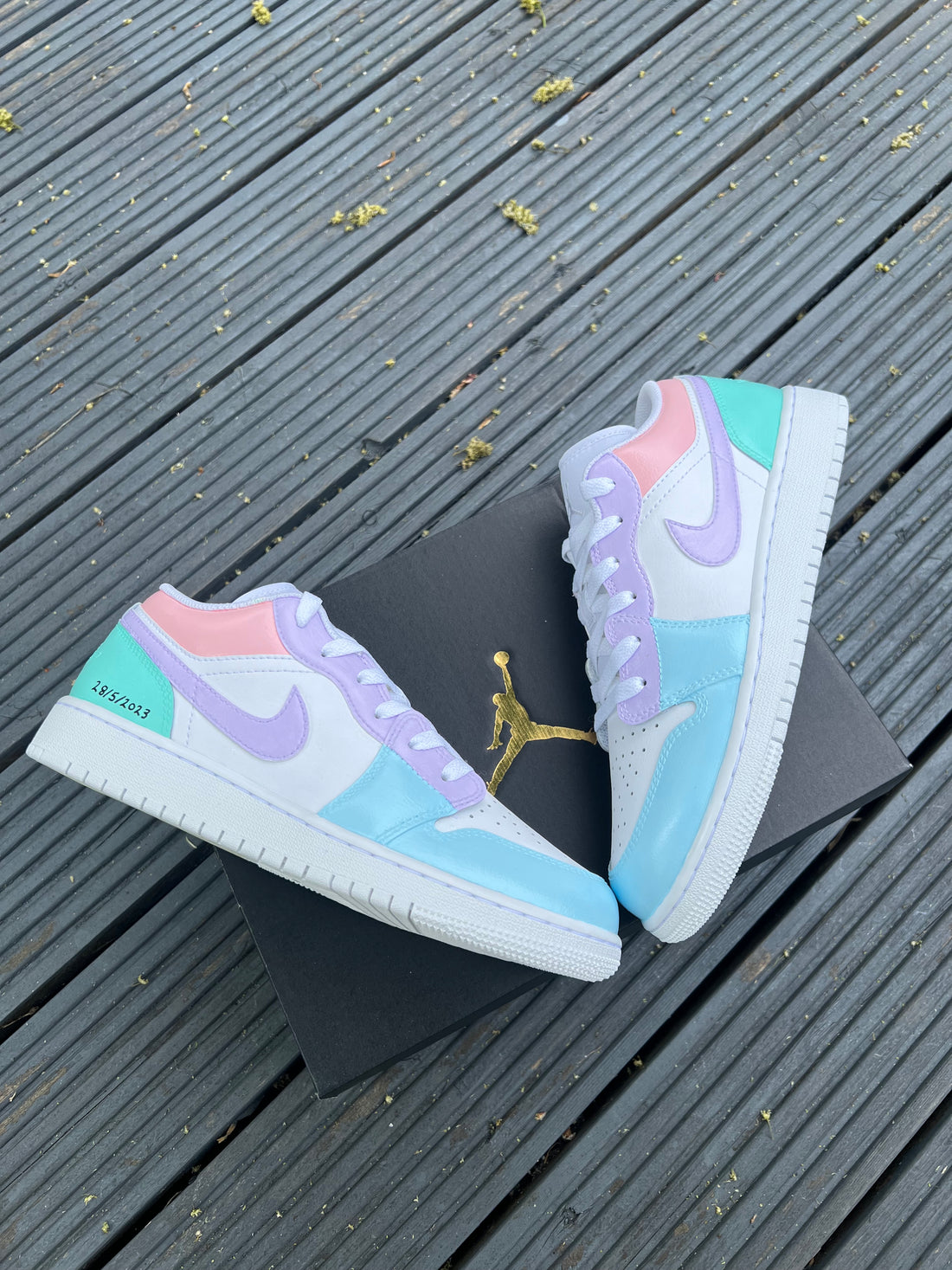 Pastel J1 Low Customs